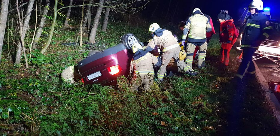 Fotografija: Vozilo je pristalo na strehi. FOTO: PGD Gornja Radgona