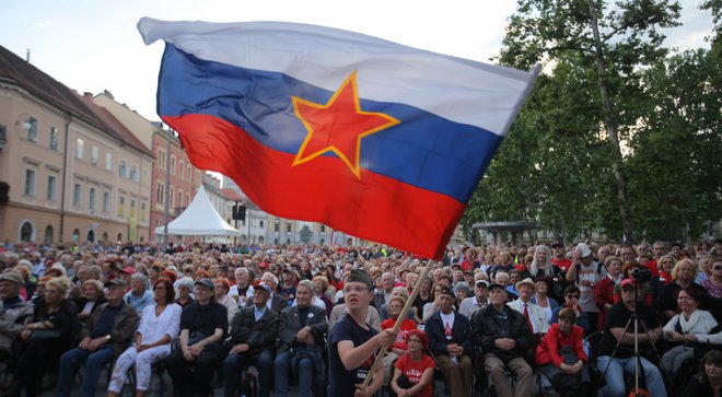 Na Kongresnem trgu so pred sto leti pozdravili konec prve svetovne vojne in ustanovitev Države SHS. Letos so na istem mestu obujali spomin na revolucionarne čase. FOTO: Jože Suhadolnik