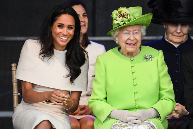 Kraljici ni bilo pogodu, da si Meghan na skupnem obisku ni nadela klobuka.