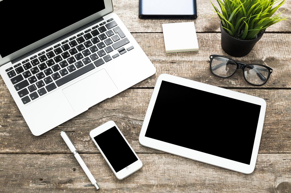 Fotografija: Grunge hipster wooden desktop with computer, digital tablet FOTO: Fabrikacr Getty Images/istockphoto