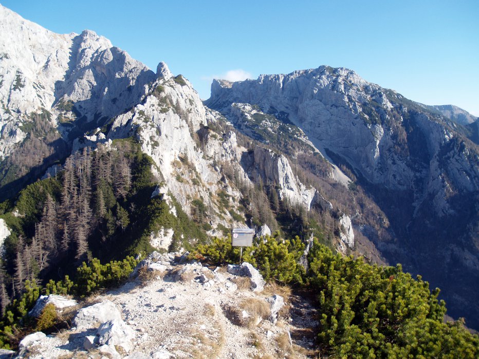 Fotografija: Na vrhu ne pozabite poštempljati planinske knjižice.