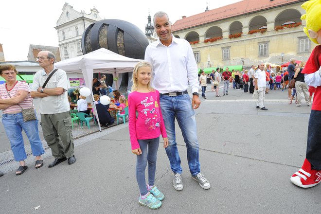 Arsenovič se dogodkov v mestu pogosto udeleži v družbi hčera.