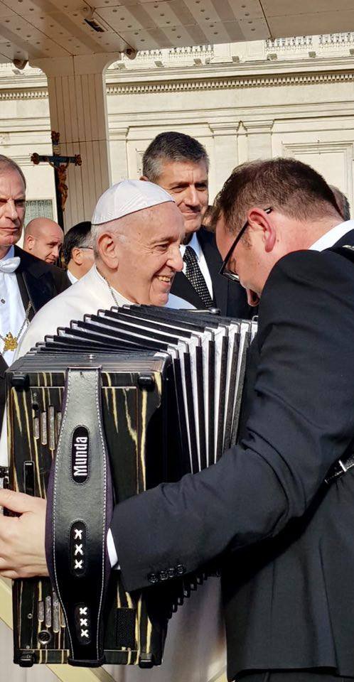 Prisrčno že drugo srečanje med papežem Frančiškom in Denisom Novatom, ambasadorjem slovenske glasbe po vsem svetu