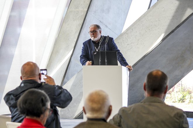 Etnolog dr. Janez Bogataj je na simpoziju predaval o urbanih gastronomskih in čebelarskih vsebinah. FOTO: Rok Slama