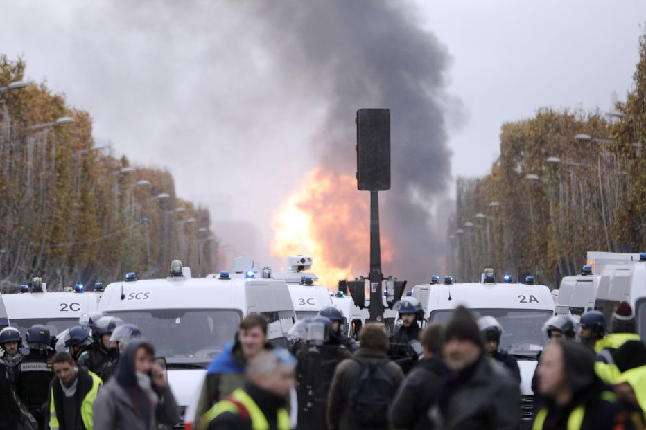 Fotografija: V Parizu vlada izredno stanje. FOTO: AP