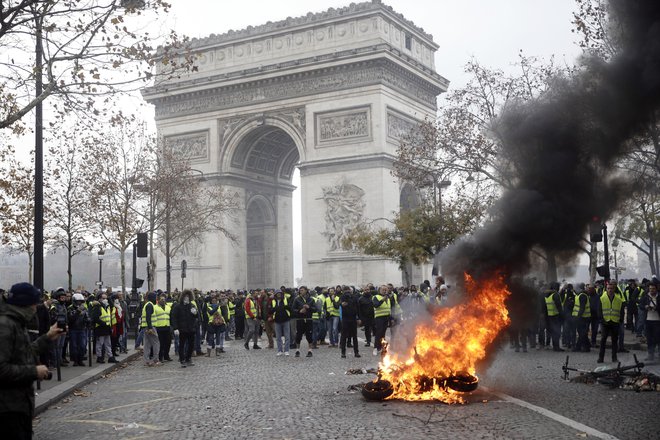 V Parizu vlada izredno stanje. FOTO: AP