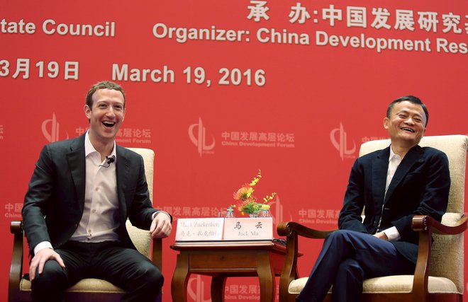 Jack Ma z ustanoviteljem in šefom Facebooka Markom Zuckerbergom na predlanskem kitajskem razvojnem forumu v Pekingu. FOTOGRAFIJE: REUTERS