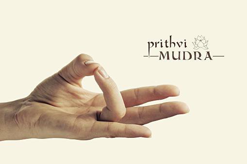 Mudra prithvi krepi samozavest.