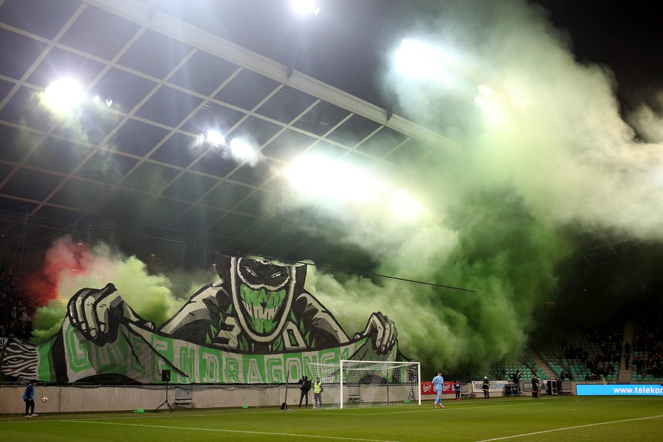 Fotografija: Navijaška skupina Green Dragons je z grenkobo remija proslavljala 30-letnico delovanja. Foto: Tomi Lombar