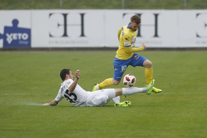 Prvi mož Celja Rudi Požeg Vancaš (rumeni dres) je prispeval gol za zmago tudi v savinjsko-šaleškem derbiju z velenjskim Rudarjem. Foto: Leon Vidic