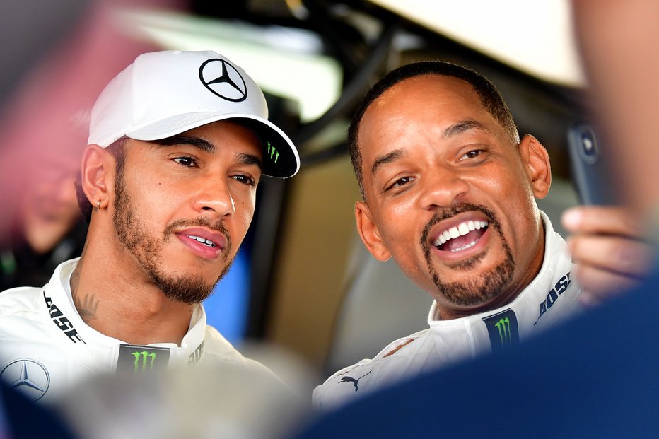 Fotografija: Lewis Hamilton (levo) je takole v Abu Dhabiju naredil sebek s slovitim ameriškim filmskim igralcem Willom Smithom. FOTO: AFP