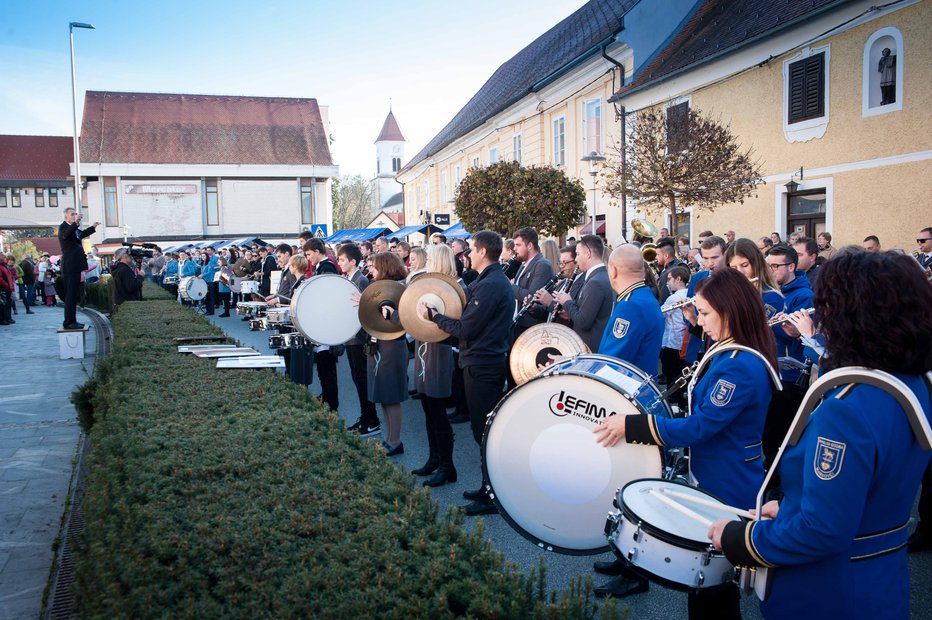 Fotografija: Na Kerenčičevem trgu so zaigrali vsi skupaj. FOTO: Matej Maček