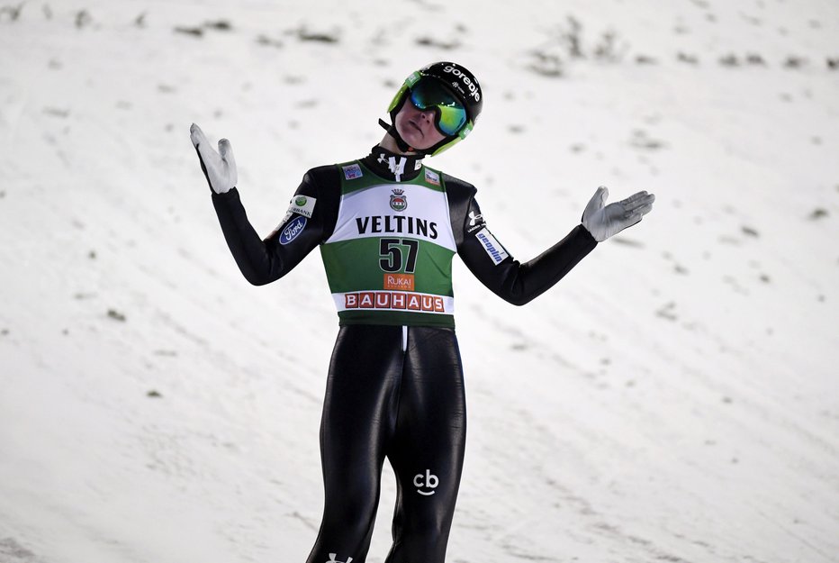 Fotografija: Domen Prevc kljub zelo dobrima četrtima mestoma ni bil povsem zadovoljen s svojimi skoki v Kuusamu. FOTO: AFP