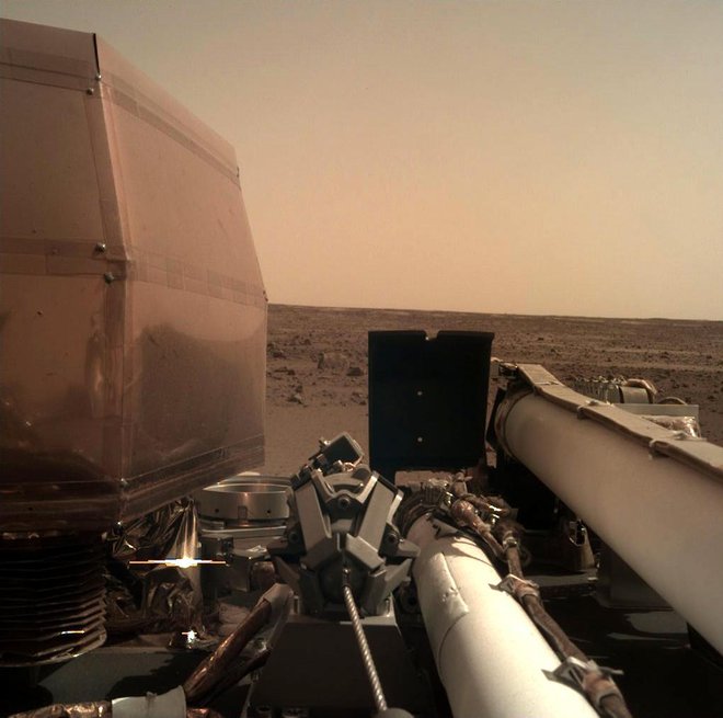 Insight je na Marsu uspešno pristal 26. novembra in takoj začel pošiljati fotografije. Foto: AP