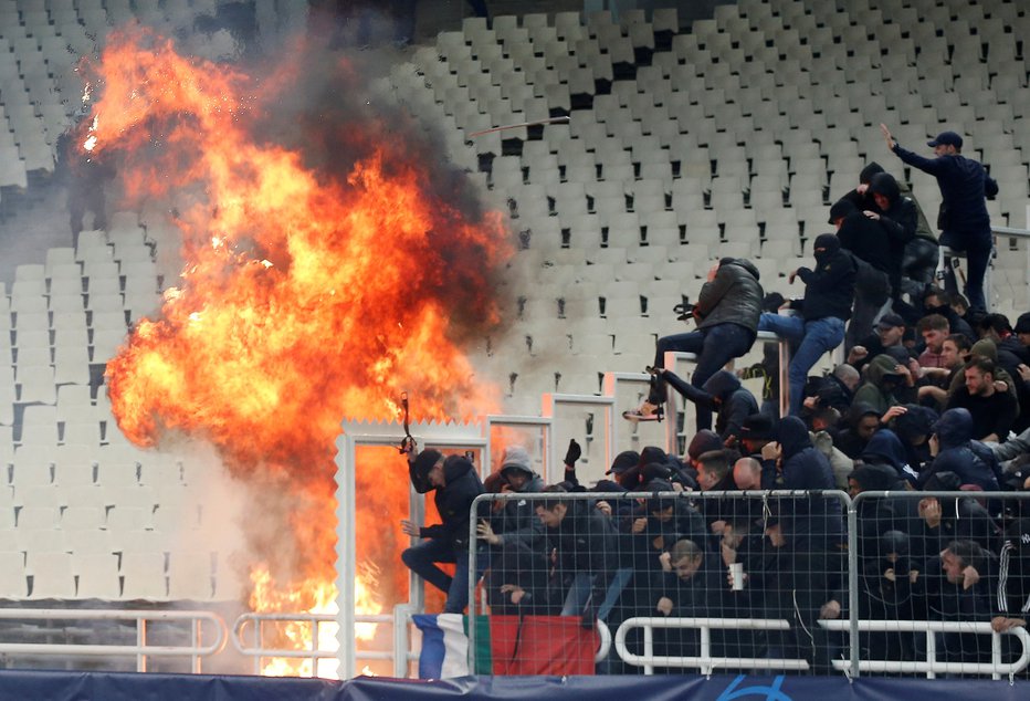 Fotografija: Grški navijači so odvrgli molotovko in zanetili požar. FOTO: Reuters