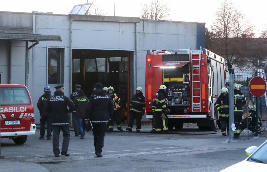 Fotografija: Gasilci so iz bližnjega gasilskega doma takoj prihiteli na pomoč. Foto: Igor Mali