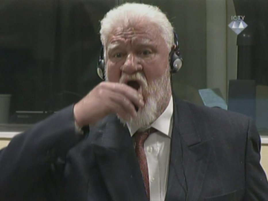 Fotografija: Slobodan Praljak v trenutku, ko je posegel po strupu. FOTO: Reuters