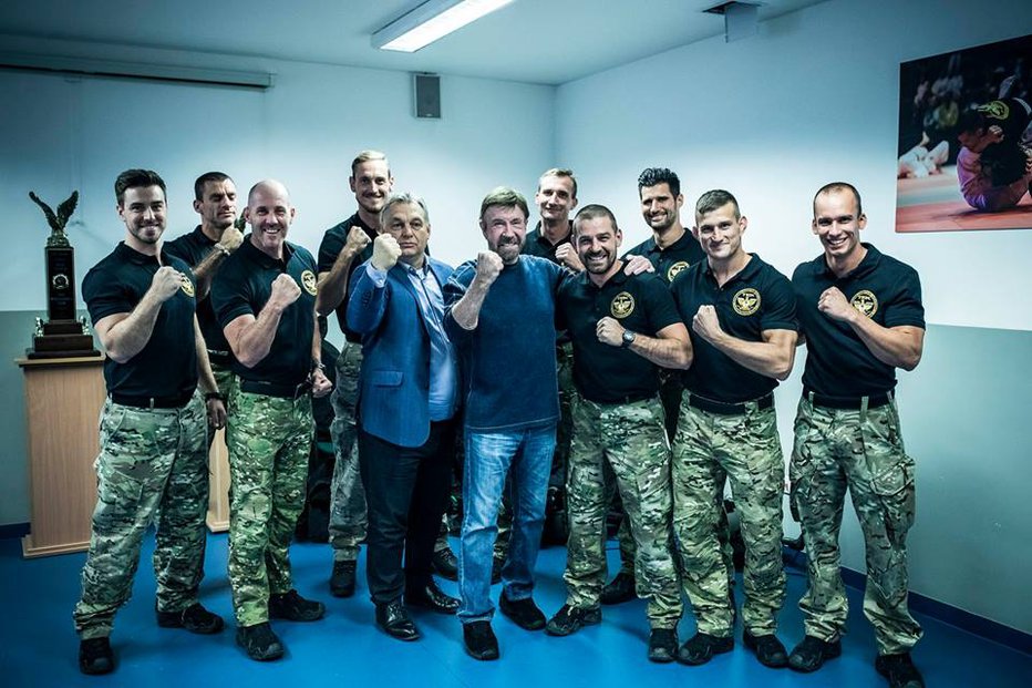 Fotografija: Viktor Orban in Chuck Norris. FOTO: Facebook