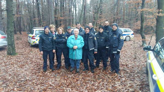 Najdena ženska se je z zadovoljstvom fotografirala s policisti. FOTO: Facebook