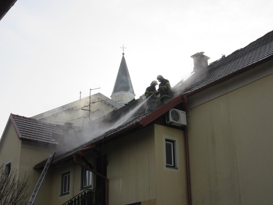 Fotografija: Požar se je začel na podstrešju. FOTO: Špela Kuralt