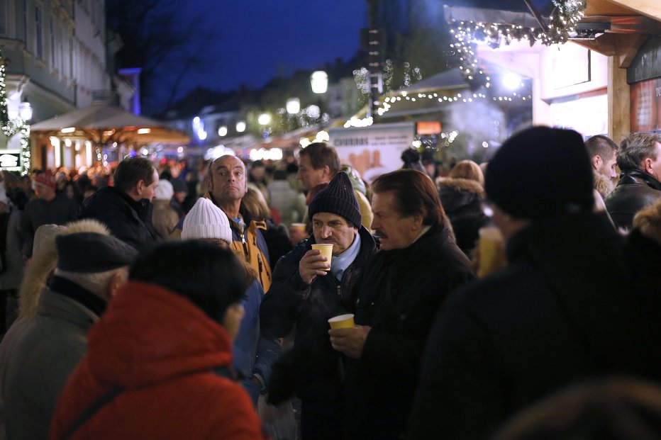 Fotografija: V decembru porabimo v trgovinah več denarja kot v katerem koli drugem mesecu. FOTO: Blaž Samec, Delo