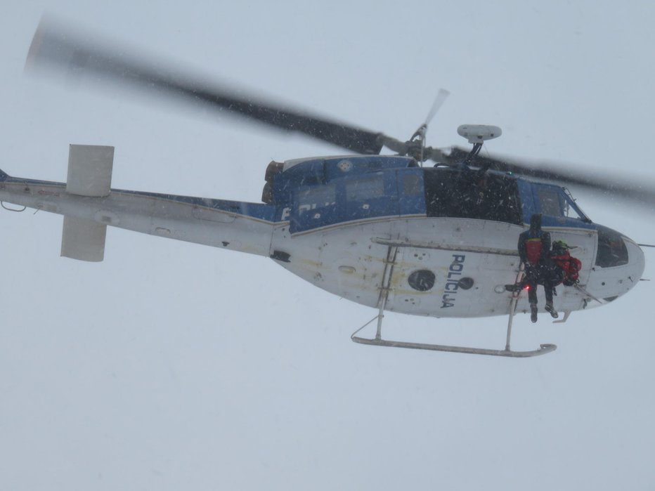Fotografija: Pri iskanju je pomagal tudi helikopter. FOTO: Blaž Račič 