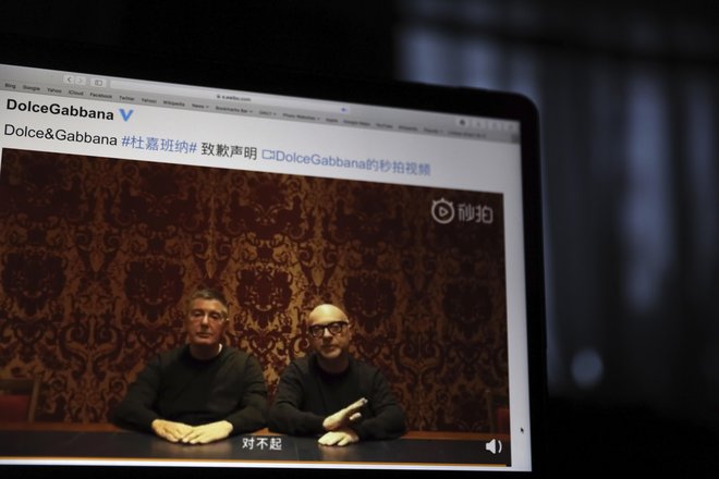 Domenico Dolce in Stefano Gabbana sta se Kitajcem opravičila v posebnem videosporočilu. FOTO: AP