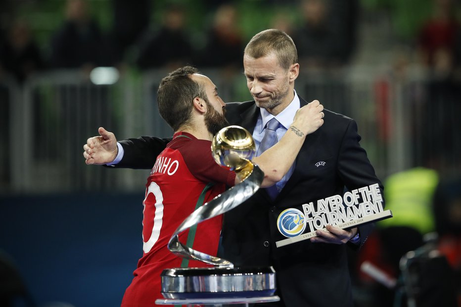 Fotografija: Ricardinho (10), igralec prvenstva, in Aleksander Čeferin, predsednik Evropske rokometne zveze UEFA, med podelitvijo pokala in medalj na Evropskem prvenstvu v futsalu 2018 za moške, v Ljubljani, 10. februarja 2018. [Čeferin Aleksander,Ricardinho,finale,futsal,mali nogomet,nogomet,UEFA,šport,športniki,Evropsko prvenstvo] FOTO: Uroš Hočevar