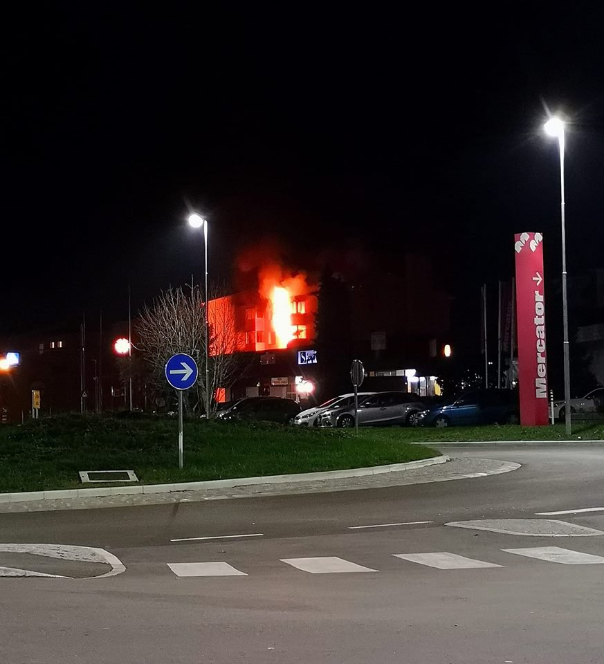 Fotografija: Požar je opolnoči izbruhnil v tretjem nadstropju in se bliskovito širil navzgor. FOTO: Tomaž Koder