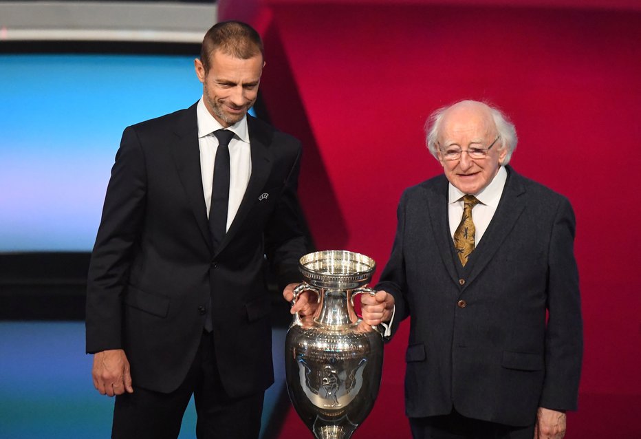 Fotografija: Predsednik Uefe Aleksander Čeferin in predsednik Republike Irske Michael D. Higgins sta se slikala z lovoriko, ki jo bodo leta 2020 podelili evropskim prvakom. FOTO: Reuters