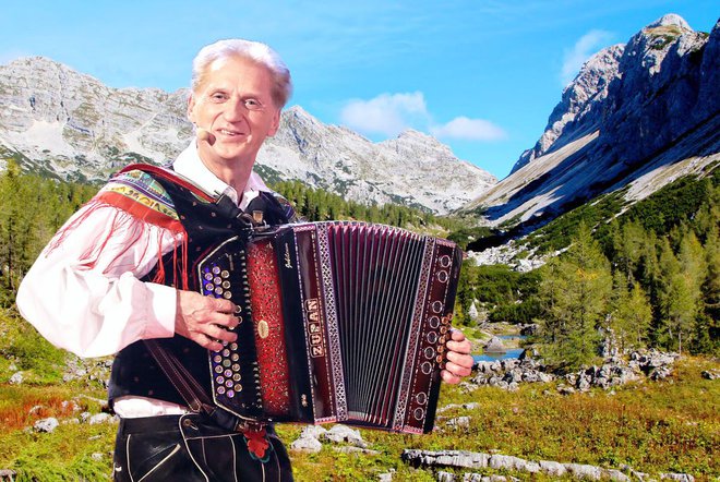 Lojze Ogorevc je še enkrat dokazal, da je izjemen harmonikar, ki kot Kekec rad teka naokrog bosonog, na odru ob jubileju je bil obut. FOTOGRAFIJE: Boris Kovačič