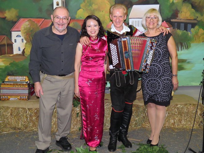 Na fotografiji (z leve) Ivan Zbašnik in njegova žena kitajskega rodu Lucia Chen Zbašnik, Lojze Ogorevc in Mira Starc, prva pevka v Lojzetovem ansamblu