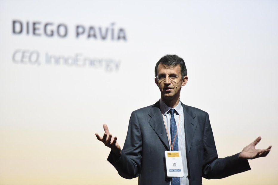 Fotografija: Diego Pavía, Španec na čelu evropskega energetskega pospeševalnika InnoEnergy, govori in deluje izjemno hitro. Tudi mora, če želi obvladovati portfelj več kot dvesto zanimivih startupov, ki rastejo v ekosistemu InnoEnergyja. FOTO: Innoenergy