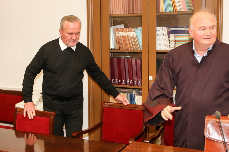 Fotografija: Peran Bošković in odvetnik Milan Krstić sta višje sodnike prepričavala, naj paroha oprosti tudi poneverbe. FOTO: Marko Feist