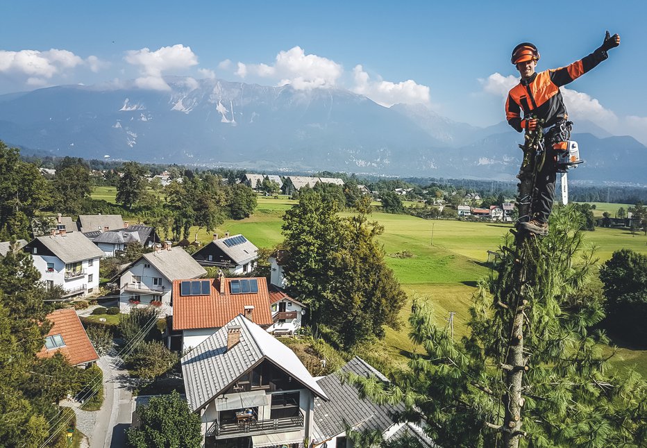 Fotografija: Mlajši od dvojčkov je tudi vodnik za kanjonig. FOTO: Boštjan Fon