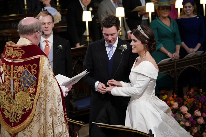 Princesa Eugenie in Jack Brooksbank med poročnim obredom. FOTO: Pool Reuters