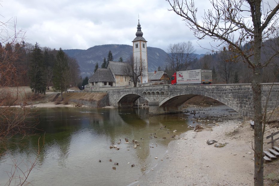 Fotografija: Znameniti most, ki je postal simbol Bohinja, je ogrožen. FOTO: Tina Horvat