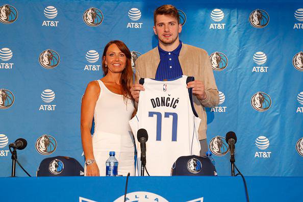 Fotografija: Luka Dončić z materjo. FOTO: Getty Images