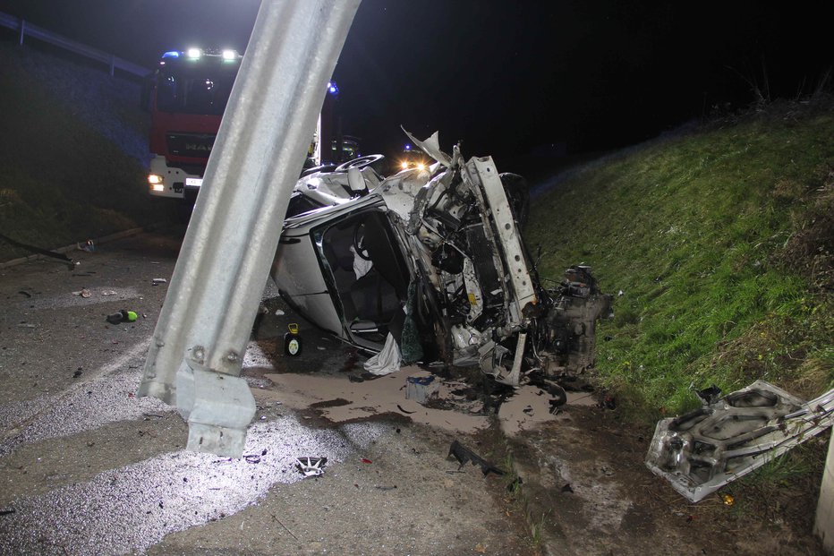 Fotografija: Posledice petkove prometne nesreče. FOTO: PU Kranj