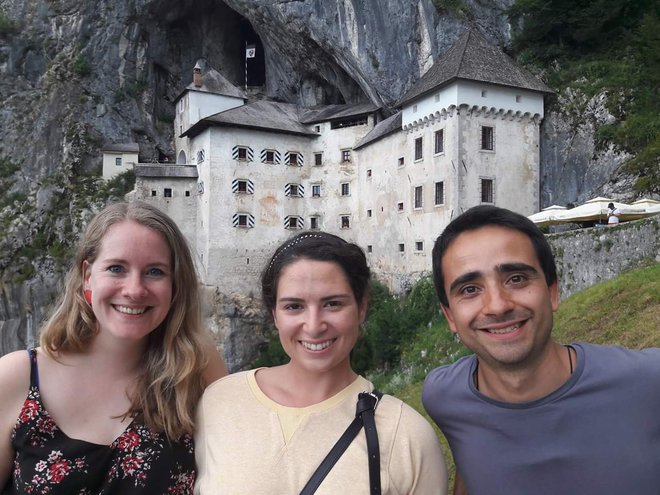 Turistična vodnica Valentina Maher pravi, da Predjamski grad goste prevzame, takoj ko ga zagledajo. Navdušeni so tudi nad legendo o Erazmu. Foto: Valentina Maher