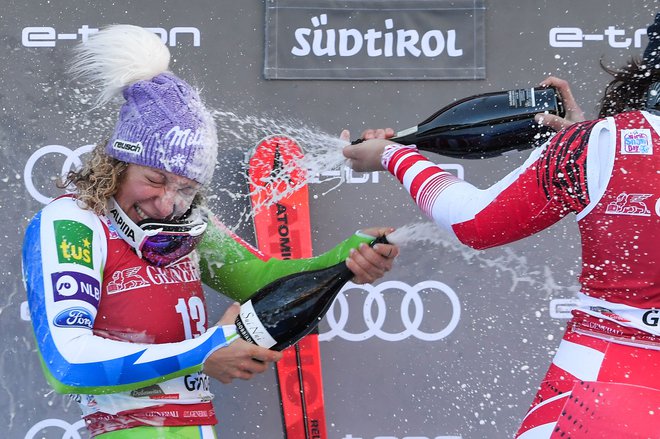 Takole sta se po podelitvi odličij na smuku v Val Gardeni poveselili zmagovalka Ilka Štuhec in tretjeuvrščena Ramona Siebenhofer. FOTO: AFP