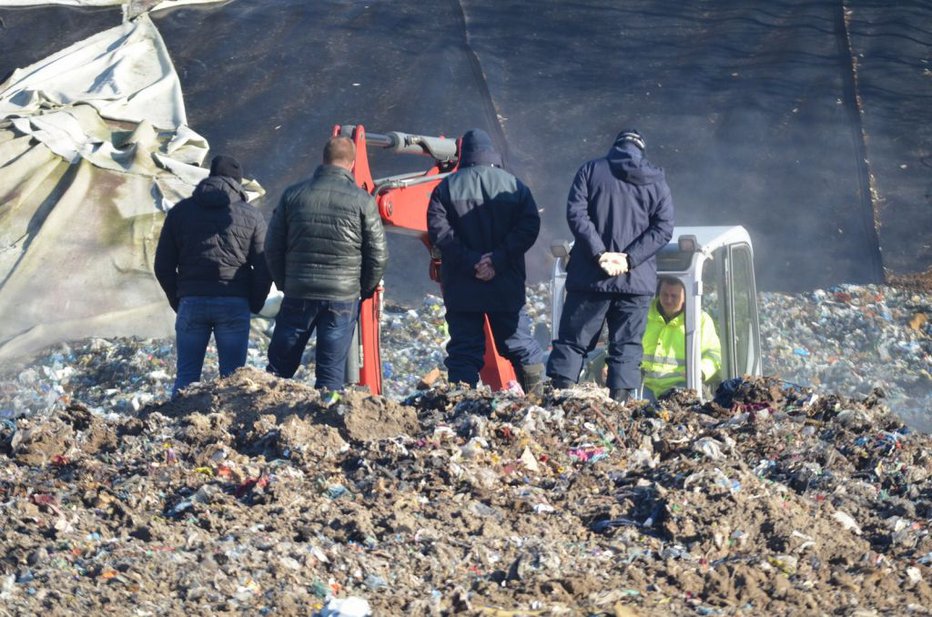 Fotografija: Čeprav so policisti prečesali deponijo, glave niso našli. FOTO: Oste Bakal