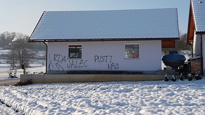 Tako je popisana ena od dveh fasad. FOTOgrafije: Tanja Jakše Gazvoda