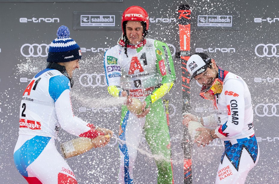 Fotografija: Zmagovalec Žan Kranjec, drugouvrščeni Loïc Meillard in tretji Mathieu Faivre so se dodobra šampanjsko oprhali. FOTO: AFP