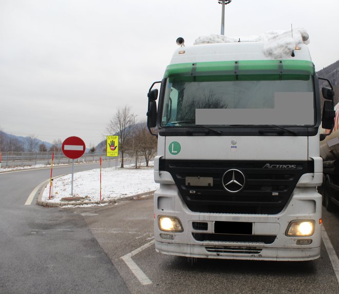 Snega nista očistila s tovornjaka, zato sta dobila kazen. Pa tudi očistiti sta ga morala. FOTO: PU Kranj