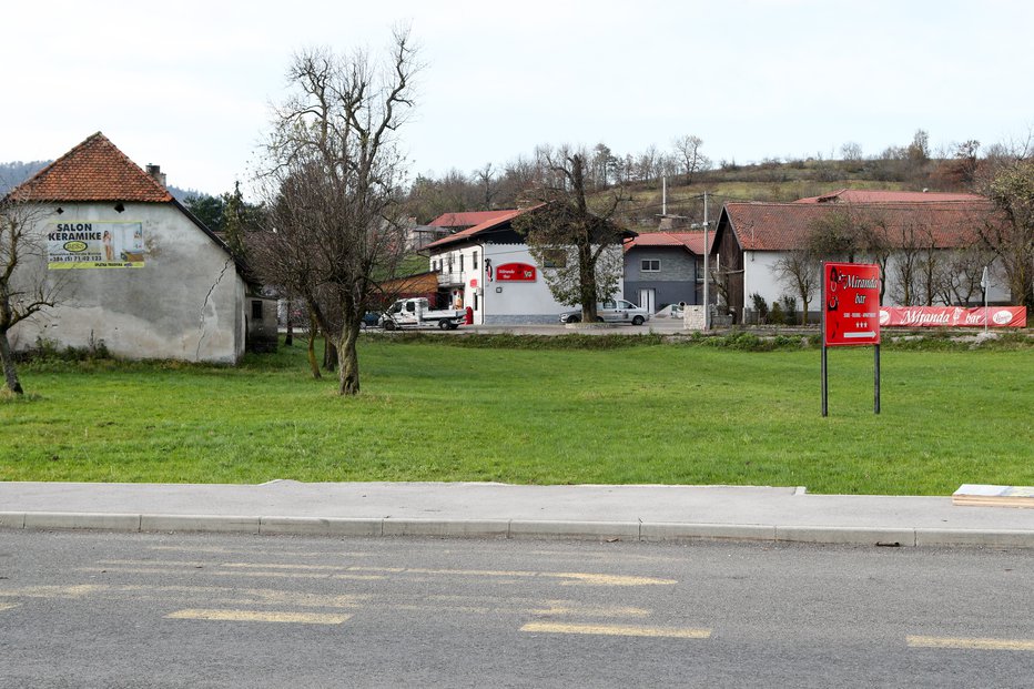 Fotografija: Denis je obležal le 100 metrov od lokala. FOTO: Marko Feist