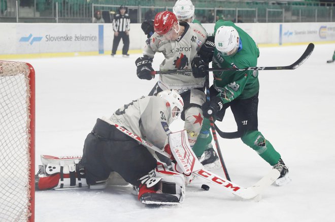 Ljubljanski zmaji so bili v soboto precej bolj napadalni kot jeseniški železarji. FOTO: Leon Vidic