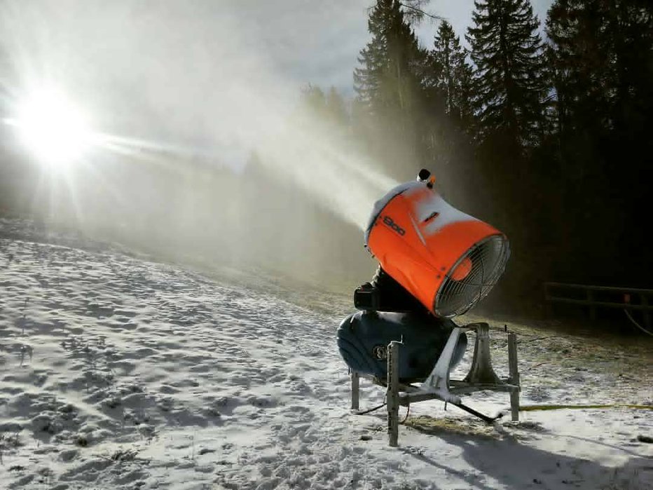 Fotografija: Vsa smučišča pod 1500 metri so ogrožena. Po najbolj črnem scenariju bomo izgubili od 40 do 60 odstotkov snega. FOTO: Dokumentacija Dela