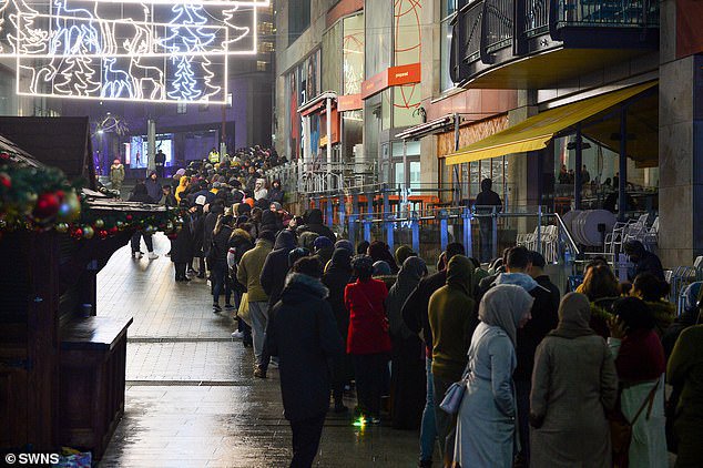 Pred enim od nakupovalnih središč v Birminghamu je vrsta začela rasti že opolnoči. FOTO: Dailymail.co.uk