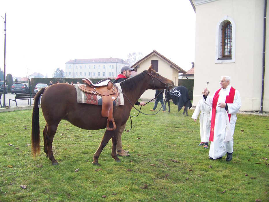 Fotografija: Blagoslov je opravil domači župnik Jože Pozderc. FOTOgrafije: Jože Žerdin